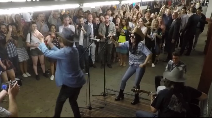 Jimmy Fallon y Miley Cyrus/ Tomada de The Tonight Show Starring Jimmy Fallon