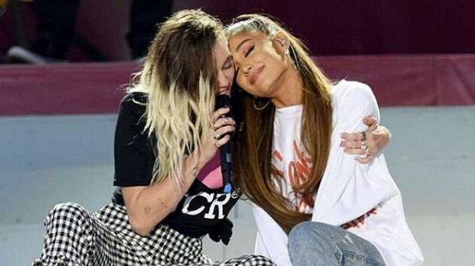 Miley Cyrus y Ariana Grande durante One Love Manchester/ Tomada de Instagram: • @nme • @bbcradio1