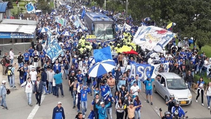 VIDEO: Tremenda despedida de los hinchas a Millonarios en Bogotá, camino al aeropuerto 1 millonarios despedida
