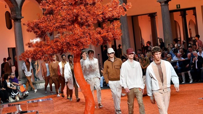 Ermenegildo Zegna dota de colores tierra la inauguración de la Moda de Milán