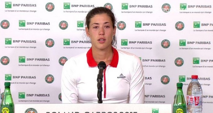 Video. Muguruza sale llorando de Roland Garros y su entrenador termina llamando patético al público francés 1 muguruza