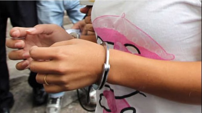 AUDIO: Una mujer fue capturada en un hotel del Centro con 32 millones de pesos falsos 1 mujer-esposada1