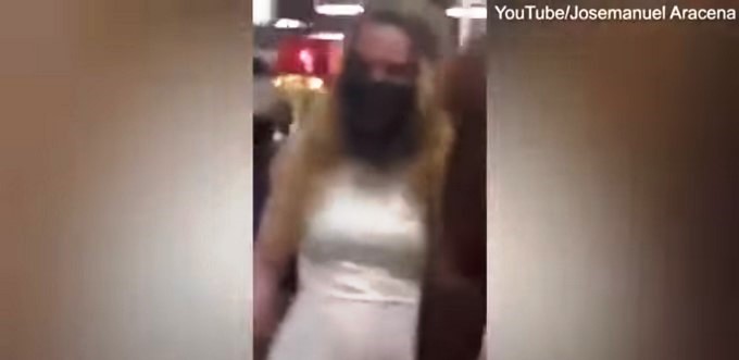 Mujer con bozal/ Captura tomada de Youtube: shivudu gande