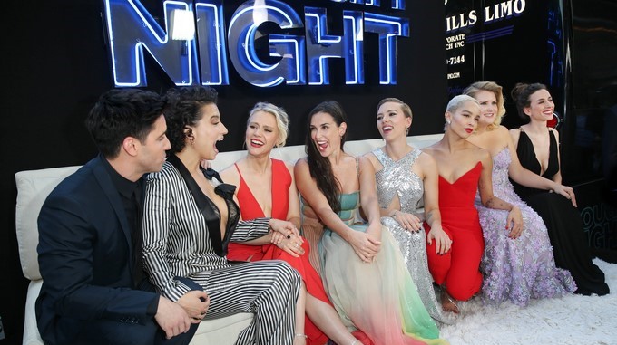 (i-d) Los actores Paul W. Downs, Ilana Glazer, Kate McKinnon, Demi Moore, Scarlett Johansson, Zoe Kravitz, Jillian Bell (oculta) y Lucia Aniello asisten al estreno mundial de la película "Rough Night" en el AMC Loews Lincoln Square Theatre en Nueva York, Nueva York, Estados Unidos, el 12 de junio de 2017. EFE