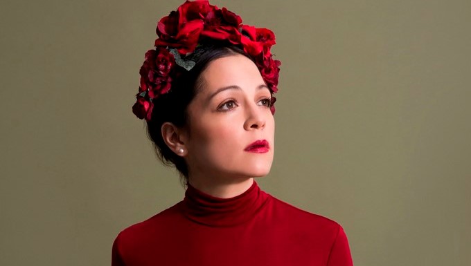 Fotografía sin fecha cedida por Sony Music de la cantante mexicana Natalia Lafourcade. Lafourcade quería "bajar de la nube" en la que vivía tras el éxito de su disco "Hasta la raíz" (2015) y para ello decidió "esconderse" del mundo y componer un álbum "íntimo", con el que ir aun más contra la corriente musical pero "sin atacarla". EFE/SONY MUSIC