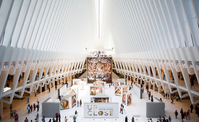 Vista general de la exposición que reproduce obras de la Capilla Sixtina en el "Oculus" de Nueva York (Estados Unidos) hoy, 22 de junio del 2017, y que se podrá disfrutar en esta y otras ciudades del país hasta finales de julio. EFE