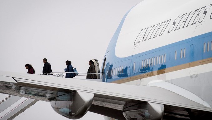 El presidente estadounidense, Barack Obama (2i), y su familia, bajan las escaleras del Air Force One en su llegada a la Joint Base Andrews, en Maryland, Estados Unidos. EFE/Archivo