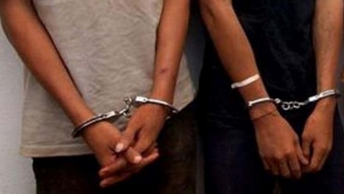 Él con un litro de vodka y ella con cinco litros de 'guaro' adulterado fueron capturados por la Policía 1 pareja_capturada