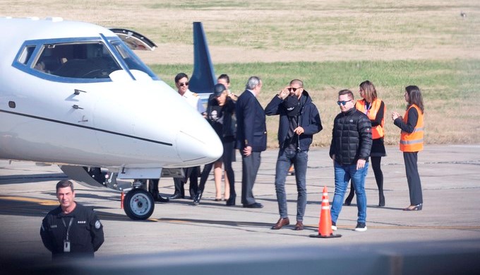 El jugador del FC Barcelona Gerard Piqué (c) y su pareja, la cantante colombiana Shakira (arriba-2i), llegan al aeropuerto de Rosario para asistir al matrimonio del futbolista argentino y también jugador del Barcelona Lionel Messi y Antonela Roccuzzo hoy, viernes 30 de junio de 2017, en Rosario (Argentina). EFE