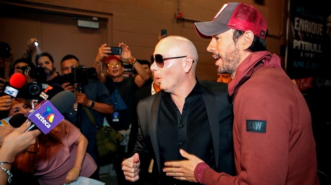 Fotografía tomada el pasado 3 de junio en la que se registró a los cantantes Enrique Iglesias (d) y Pitbull (c), luego de un concierto de su gira por Estados Unidos, en Rosemont (Illinois, EE.UU.). EFE/Archivo