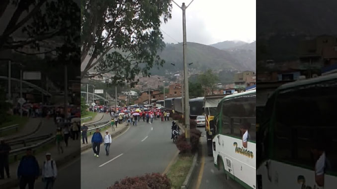 Docentes se toman la autopista Medellín - Bogotá para protestar
