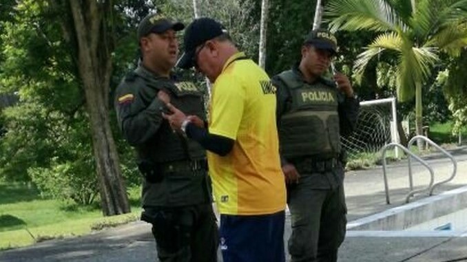 VIDEO Y FOTOS: Barristas agredieron a técnico y jugadores del Quindío 4 quindio policia 2