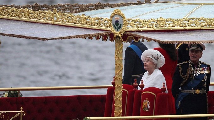 La reina Isabel II (c) mira al cielo a bordo de la embarcación "Spirit of Chartwell " durante la celebración del Jubileo por el río Támesis en Londres, el 3 de junio de 2012. EFE