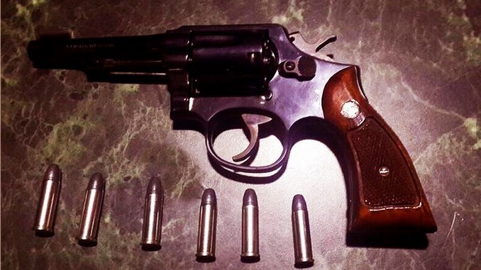 Abandonaron el revólver cuando vieron a la Policía 1 revolver