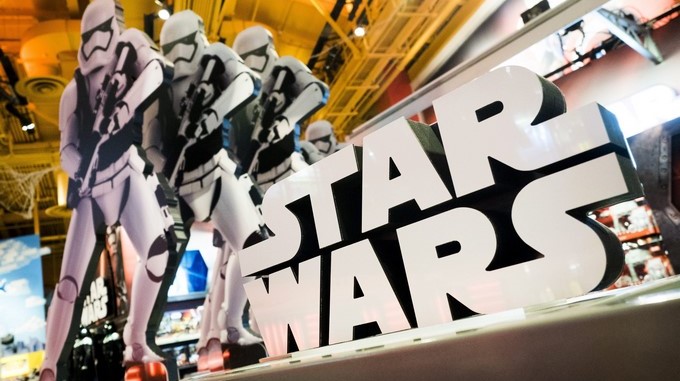 Vista del logotipo de la saga en una juguetería atestada con productos de 'La guerra de las Galaxias' (Stars Wars) en una tienda de Nueva York, Estados Unidos. EFE/Archivo