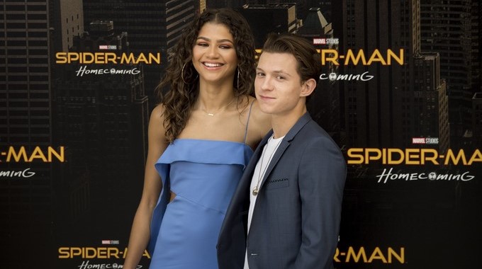 El actor británico Tom Holland y la actriz estadounidense Zendaya posan para los medios durante la presentación de la película dirigida por Jon Watts "Spider-man: Homecoming". EFE