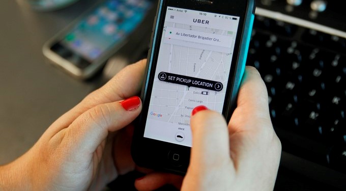 Una persona pide un vehículo a través de la aplicación móvil Uber. EFE/Archivo