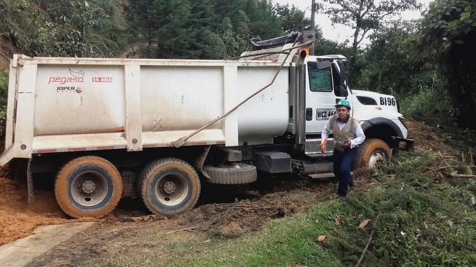 Vía entre La Pintada y el Alto de Minas permanece bloqueada por derrumbe