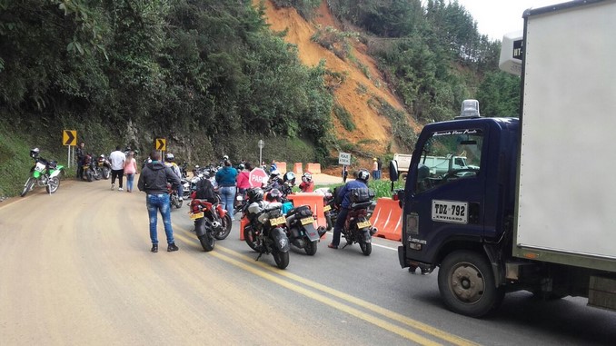 Vía entre La Pintada y el Alto de Minas permanece bloqueada por derrumbe