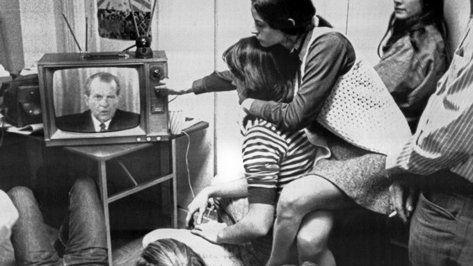 Un grupo de jóvenes escucha en la sede del nuevo comité de movilización para finalizar la guerra del Vietnam, el discurso del presidente Nixon sobre el fin del conflicto. EFE/Archivo