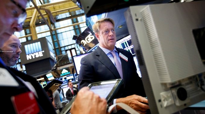 Agentes de bolsa realizan su trabajo en el parqué de Nueva York, Estados Unidos. EFE/Archivo