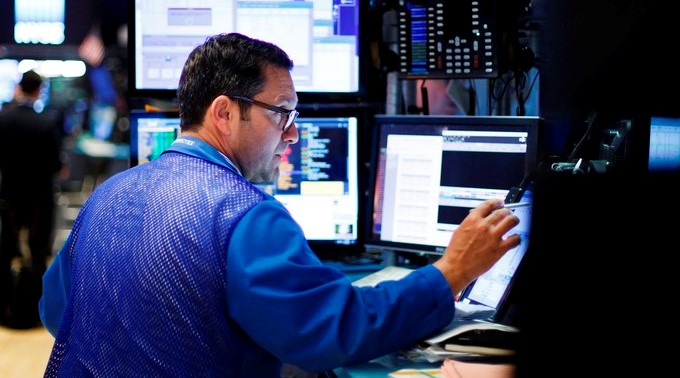 Un corredor de bolsa trabaja en en el parqué de Nueva York. EFE/Archivo