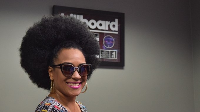 Conocida como La sonera del mundo y portadora de una época dorada desde que interpretó en una teleserie a su compatriota Celia Cruz, la cantante Aymee Nuviola ha cambiado de registro con el álbum Como anillo al dedo que presenta este mes, su quinto fonograma grabado en Estados Unidos. EFE