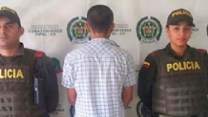 Lo capturaron por el delito de tráfico de estupefacientes y ‘agarró’ la patrulla a patadas