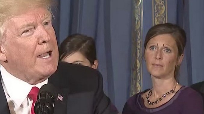 trump mujer cejas obamacare