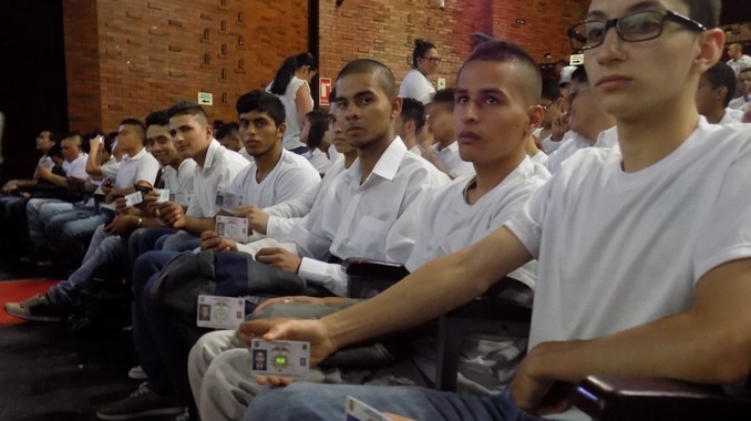 560 jóvenes desplazados recibieron su libreta militar gratuitamente