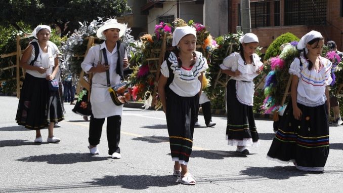 UNOS 2.500 NIÑOS PARTICIPAN EN LA VERSIÓN 30 DEL DESFILE DE SILLETERITOS EN MEDELLÍN