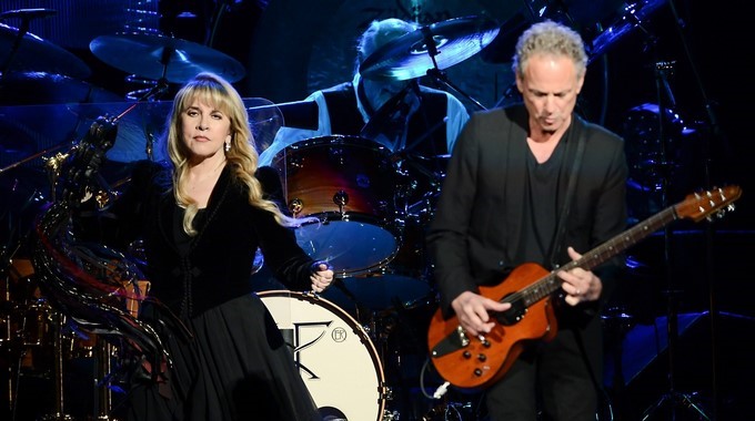 En la imagen, la vocalista de la banda británica de rock Fleetwood Mac, Stevie Nicks (i), y el guitarrista Lindsey Buckingham (d). EFEArchivo