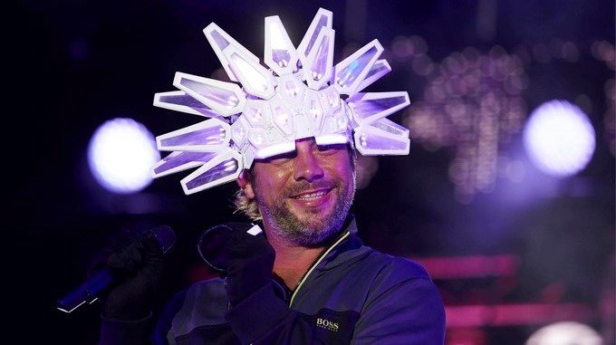 Jamiroquai vuelve más eléctrico, dispuesto a recuperar la corona del neofunk
