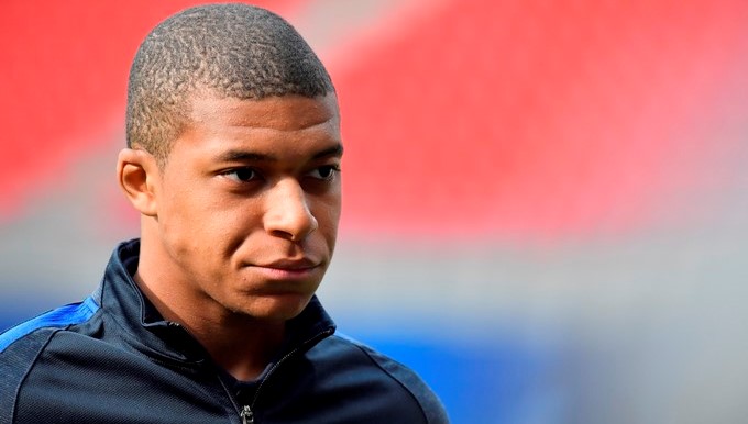 FOTO: Aficionados franceses pasan el susto protagonizado por Mbappé