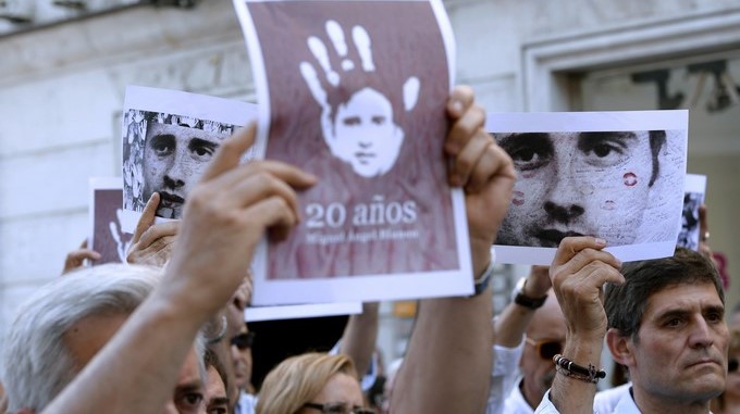 Ciudadanos participando en los homenajes organizados al concejal Miguel Ángel Blanco en el veinte aniversario de su asesinato por la banda terrorista ETA. EFE