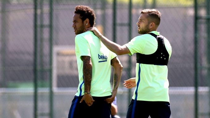 Neymar regresa a España en medio de los rumores de su fichaje 1 Neymar con Jordi Alba