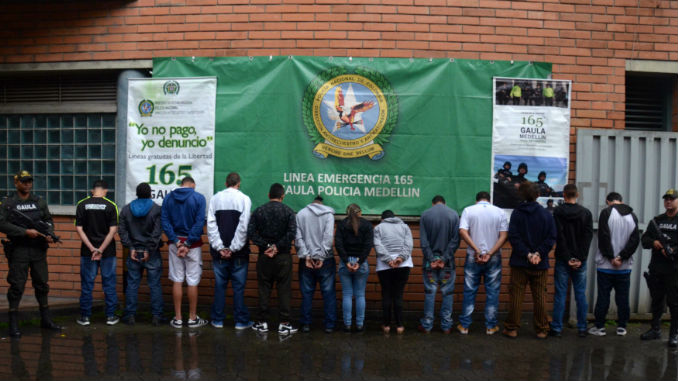 VIDEO: Desmantelada la banda "Peñitas" que 'vacunaba' viviendas, locales y buses en la Comuna 13 8 Operativos_Gaula_4