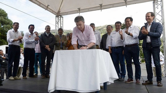 Santos firma el contrato de concesión de la autopista que construirá Sacyr