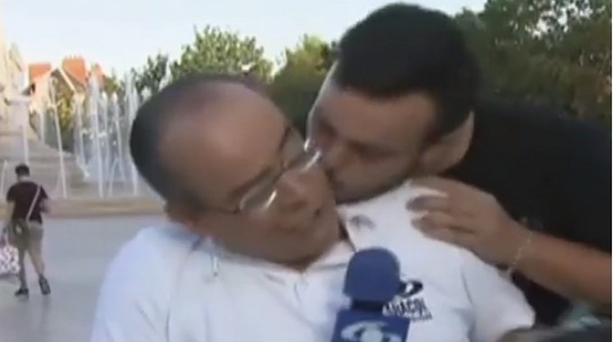 VIDEO: Tres hombres cogieron a besos a Ricardo Orrego cuando estaba en VIVO