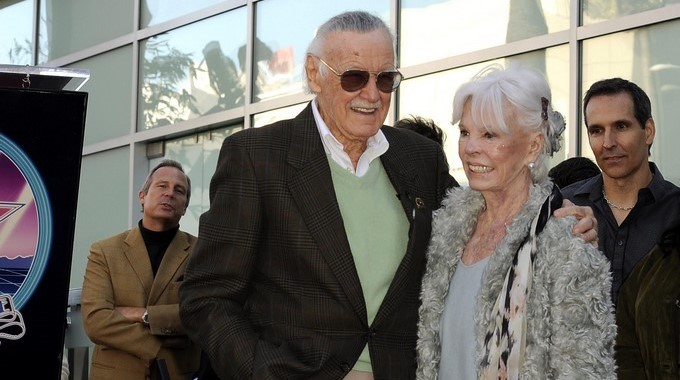En la imagen, el artista y creador de cómics estadounidense Stan Lee (i) posa junto a su esposa, Joan (d). EFE/Archivo