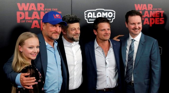 La actriz estadounidense Amiah Miller (i), el actor estadounidense Woody Harrelson (2-i), el actor británico Andy Serkis (c), el actor estadounidense Steve Zahn (2-d) y el director estadounidense Matt Reeves llegan al estreno de "War for the Planet of the Apes" el 17 de julio de 2017, en el Teatro SVA de Nueva York, Nueva York (EE.UU.). EFE/Archivo