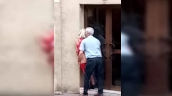 EN VIDEO: Esta pareja de abuelos se puso muy “caliente” en la calle