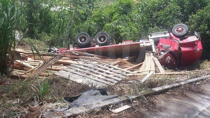 FOTOS: Camión se volcó en cercanías al municipio de Yolombó