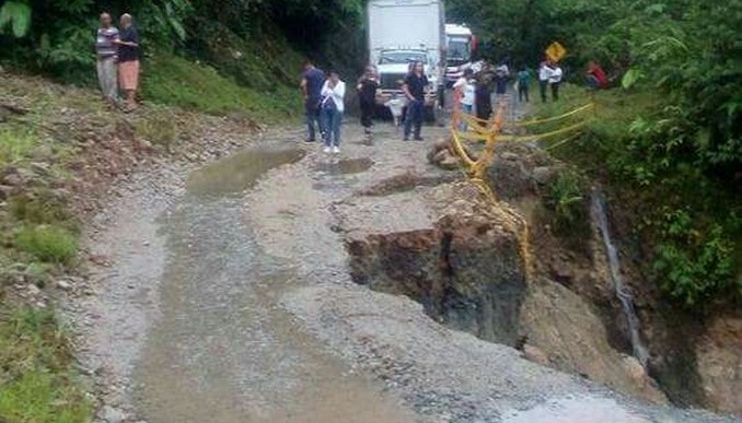 Camioneta cayó a un abismo en la vía Medellín - Quibdó