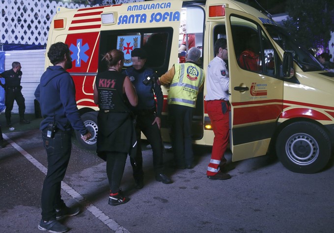 Miembros de los servicios sanitarios se llevan en ambulancia al acróbata accidentado cuando participaba en un espectáculo de entretenimiento en el intermedio de los conciertos de Alt-J y Green Day, dentro del programa del festival Mad Cool en Madrid. EFE