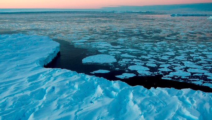 Una zona de icebergs rodeados por témpanos de hielo a la deriva en la bahía de Vicennes, en el territorio antártico australiano. EFE/Archivo