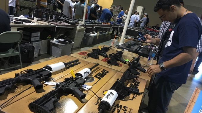 Hasta un 92 % de los miembros de la Asociación Nacional del Rifle (NRA, por su sigla en inglés) asegura que tener un arma de fuego es "esencial" para su libertad personal, mientras que este número desciende al 70 % entre los que no pertenecen a la organización. EFE/Archivo