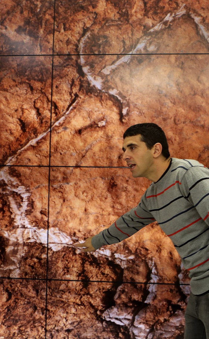 El espeólogo miembro de la asociación de espeleólogos Felix Ugarte, Sergio Laburu, durante la presentación de una serie de hallazgos arqueológicos de arte parietal paleolítico de la cueva de Aitzbitarte IV de Errenteria que ha tenido lugar hoy. EFE