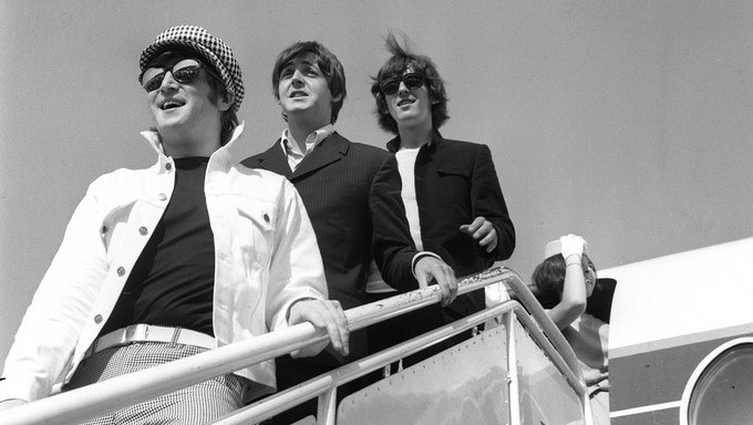Los componentes del grupo musical "The Beatles", John Lennon, Paul McCartney y George Harrison descienden del avión a su llegada al aeropuerto de Barajas el 1 de julio de 1965. EFE/Archivo