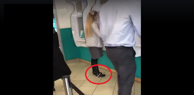 VIDEO: Mientras retiraba dinero, se le “cayeron” los calzones